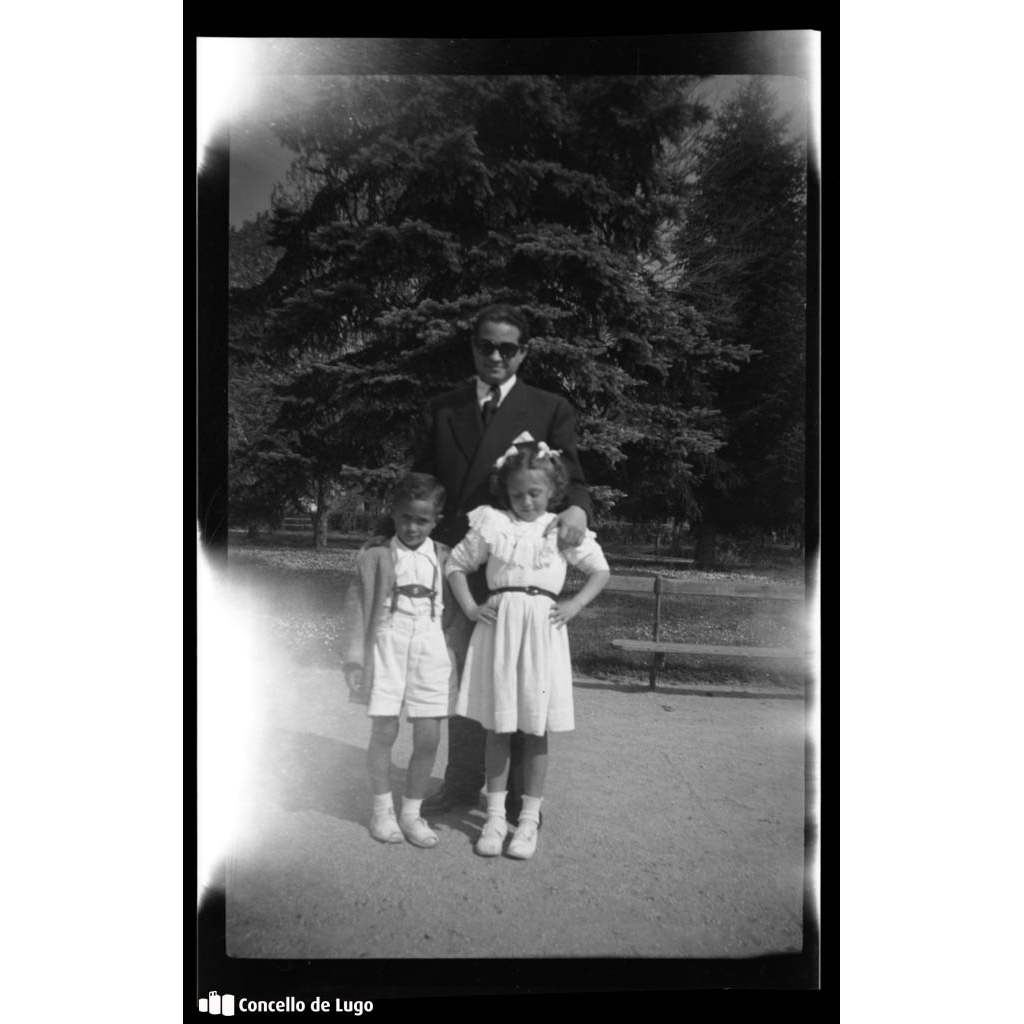 Familia Gil. Retrato no Parque Rosalía de Castro