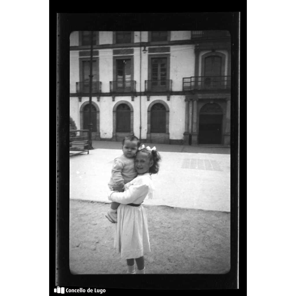 Familia Gil. Retrato dos nenos na praza Maior de Lugo