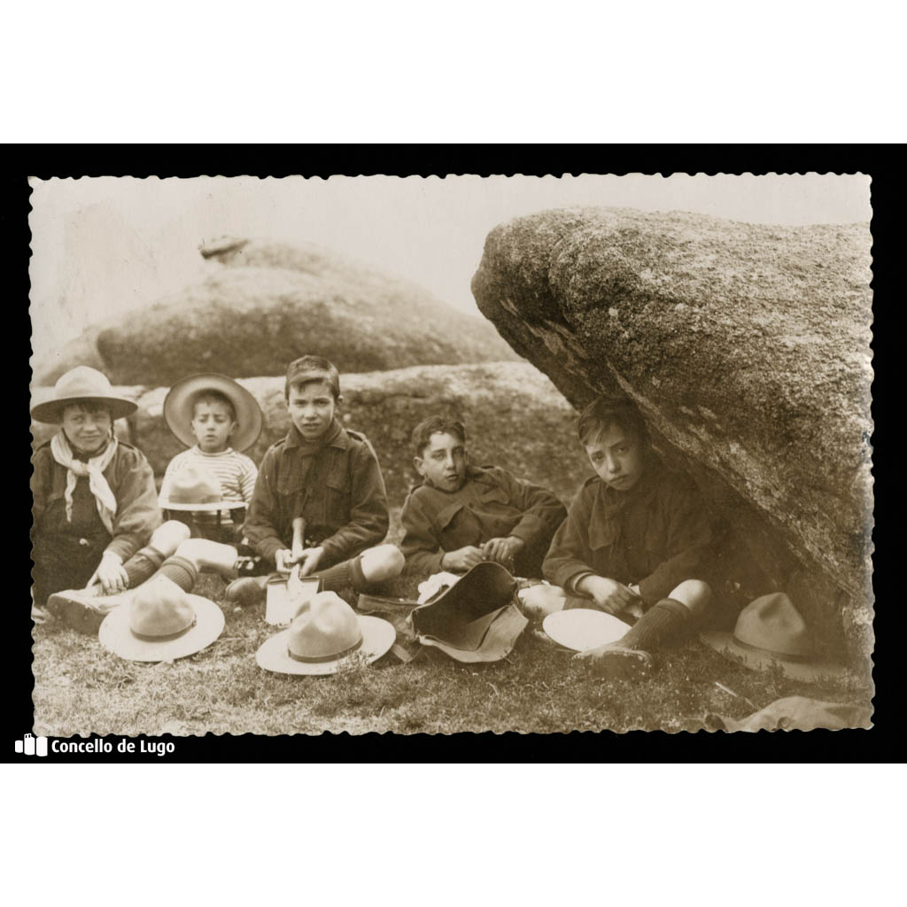 Retrato de cinco membros da asociación scout de Exploradores de España