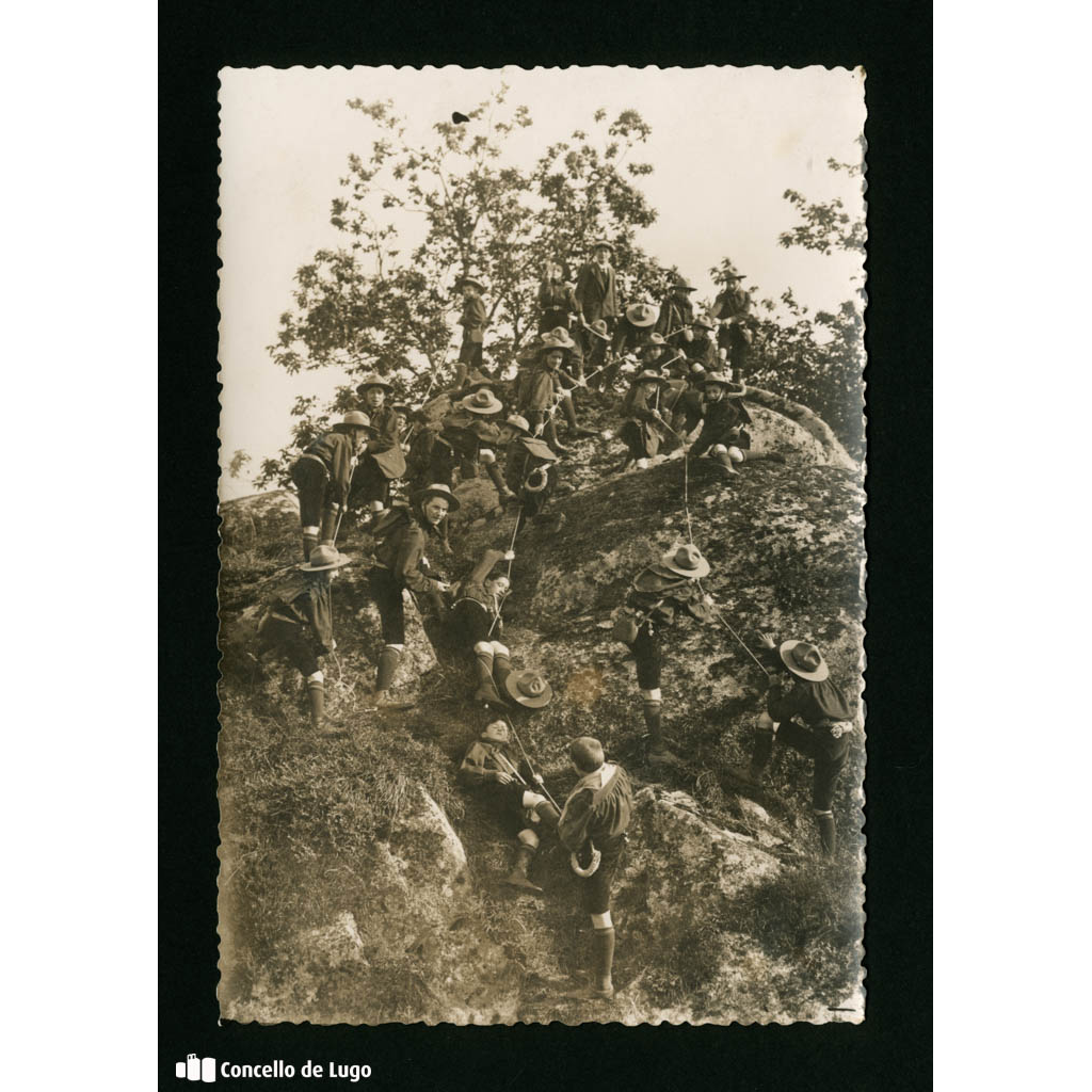 Retrato colectivo da asociación scout de Exploradores de España realizando escalada