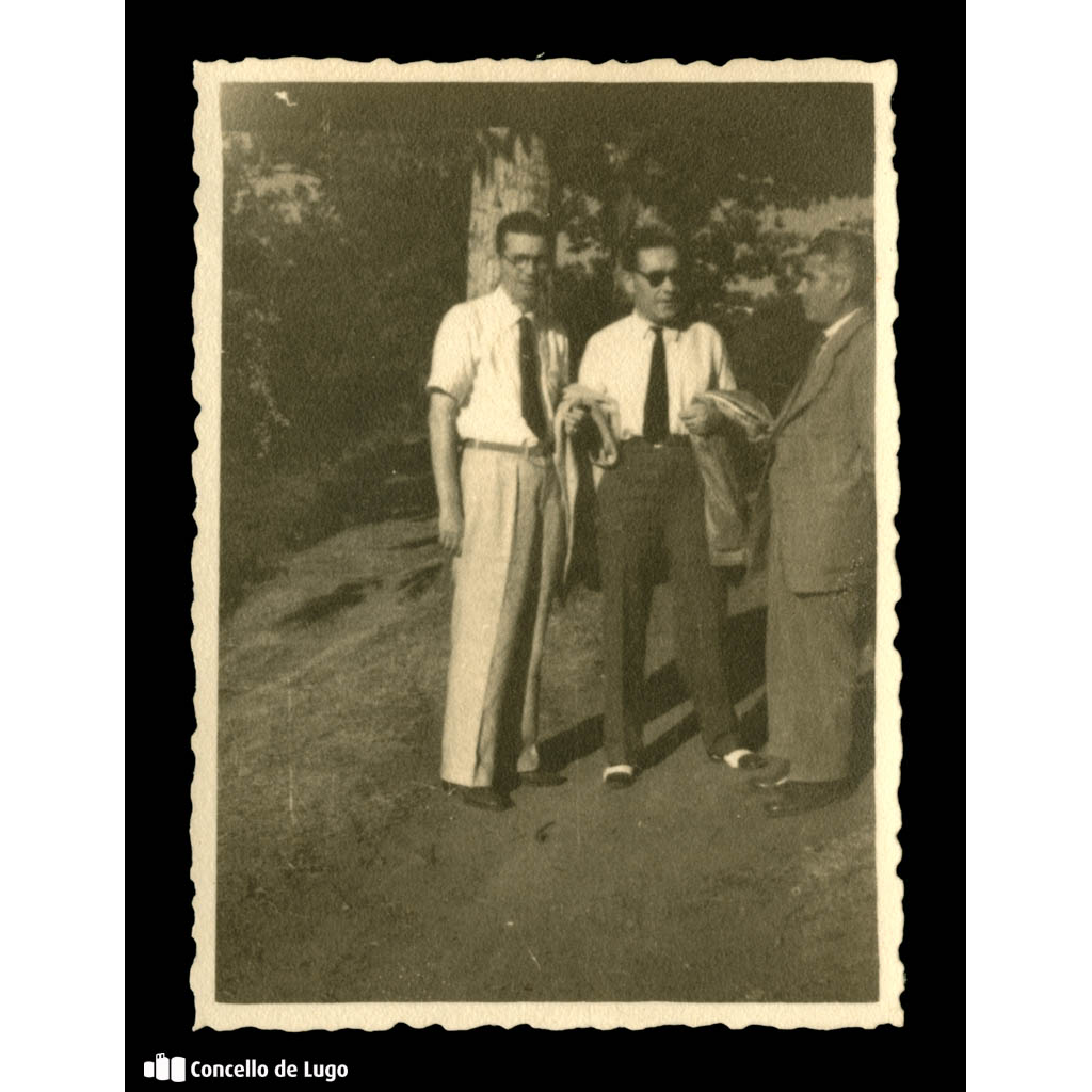 Retrato de Valentín Roldán con dous homes