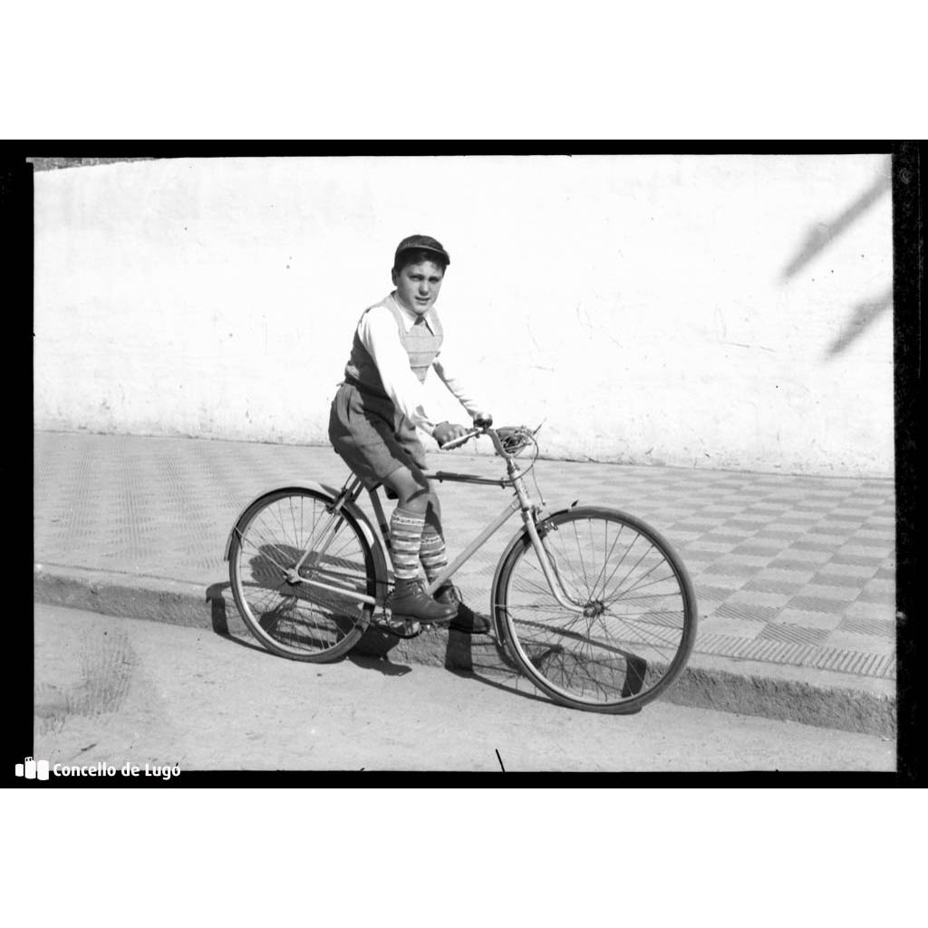 Retrato de Valentín Roldán en bicicleta