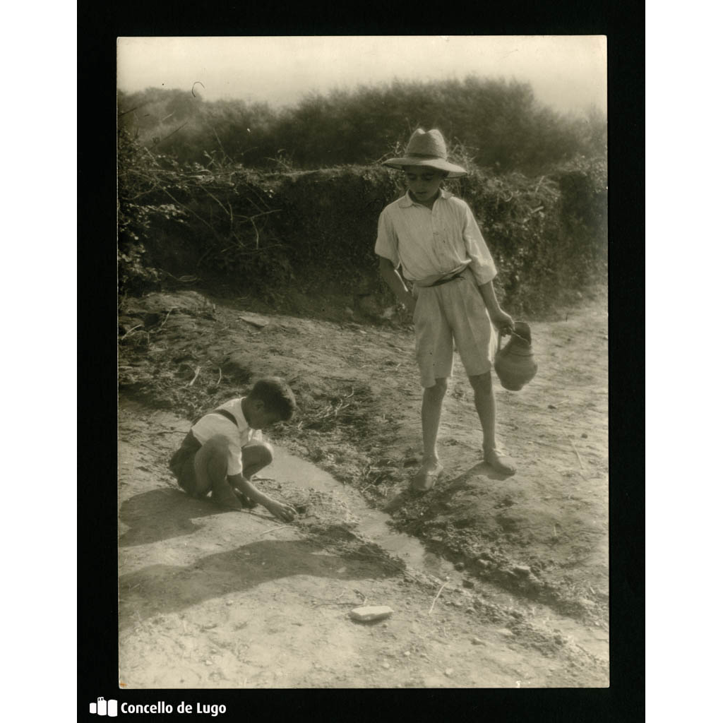 Retrato de dous nenos no campo