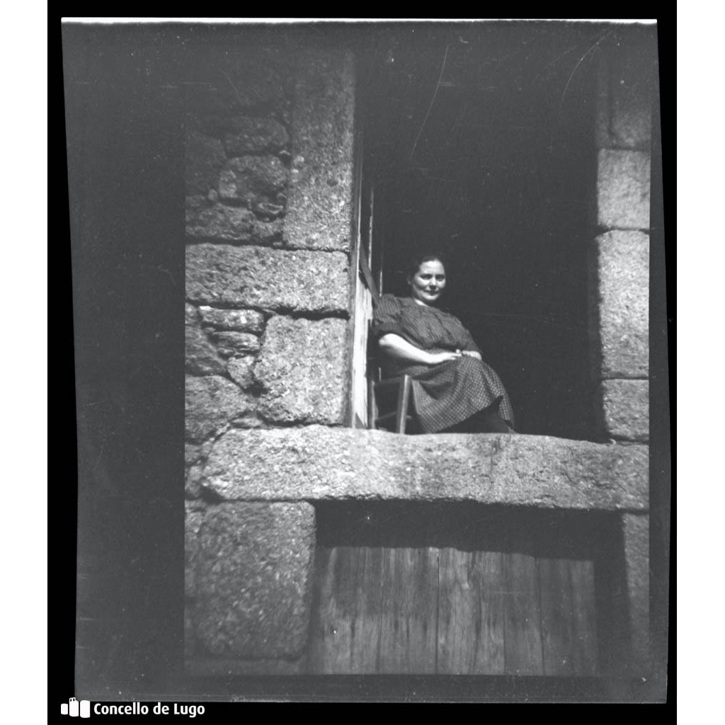 Retrato dunha muller nunha fiestra