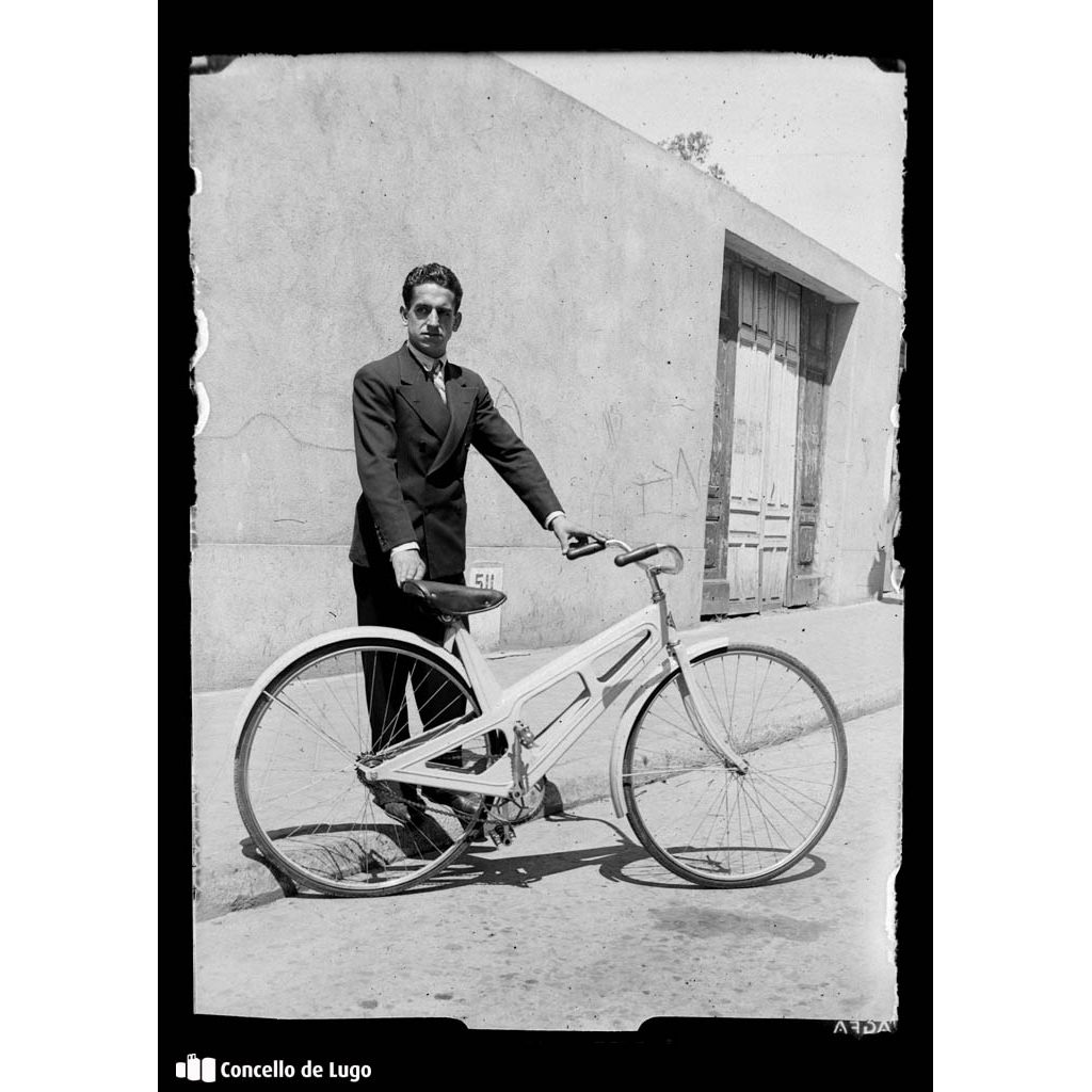 Retrato dun home posando cunha bicicleta. Lugo