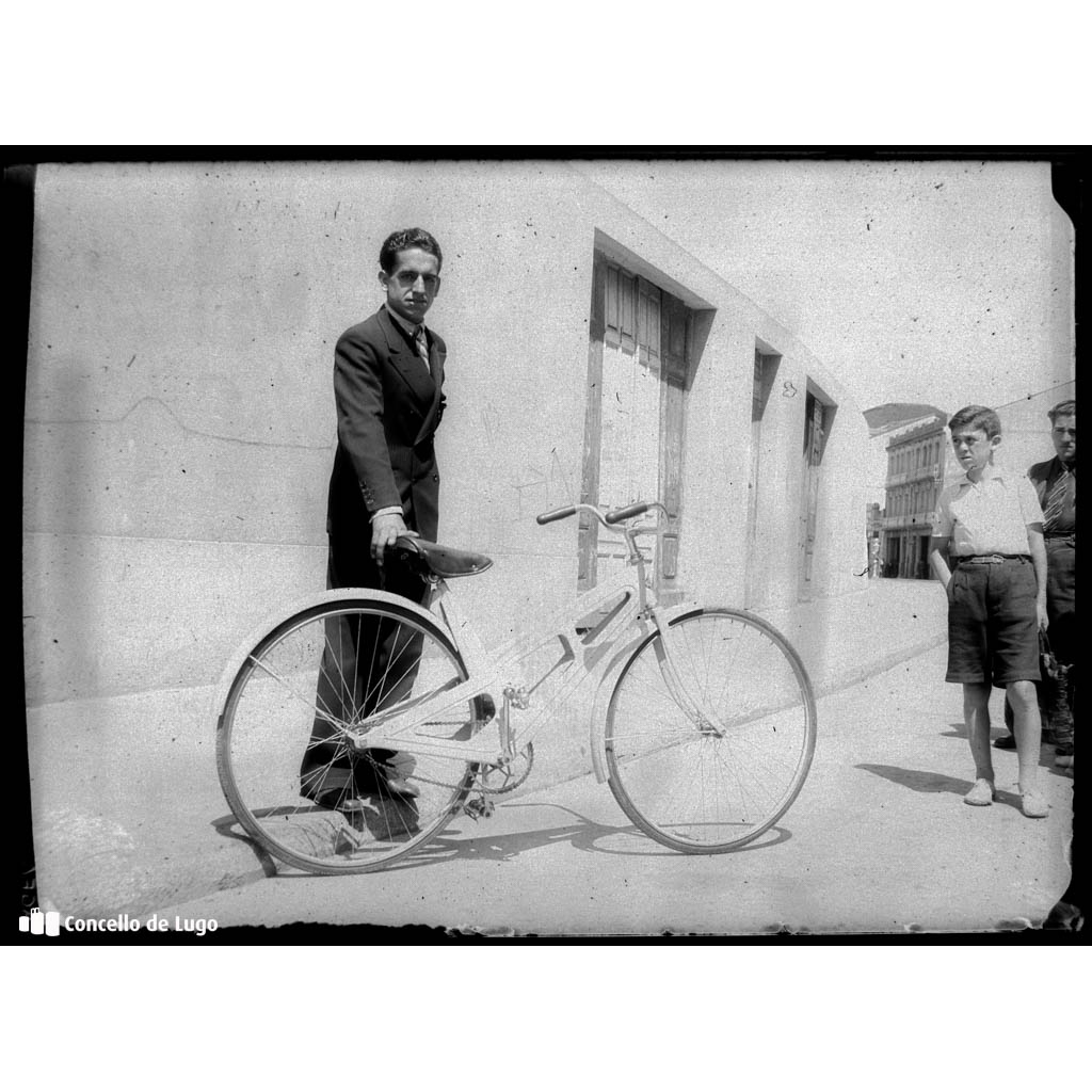 Retrato dun home posando cunha bicicleta. Lugo