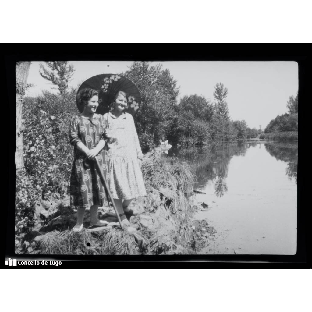 Retrato de dúas mulleres baixo un parasol oriental á beira do río. Canabal, A Coruña