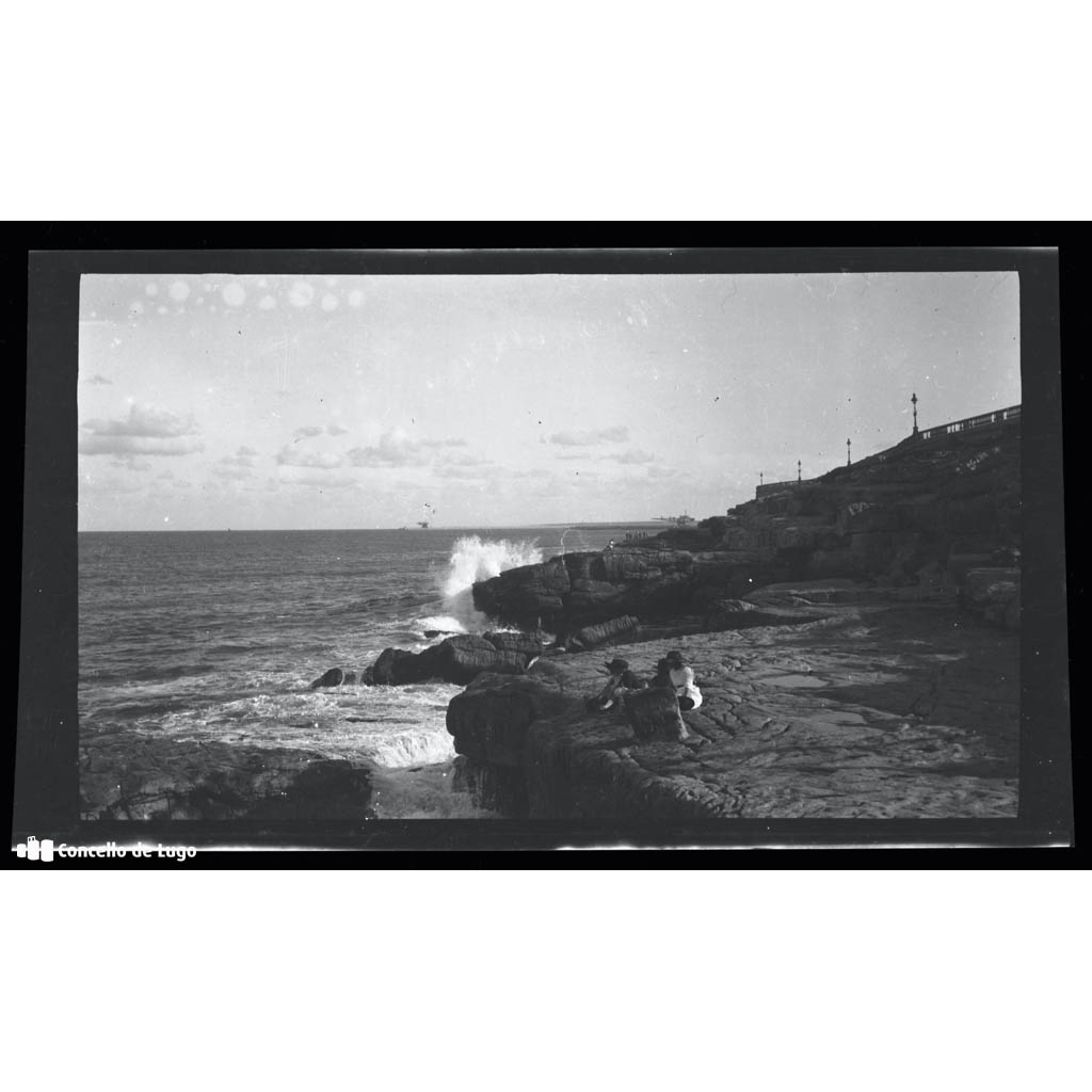 Mar del Plata. Grupo de persoas sentadas fronte ao mar