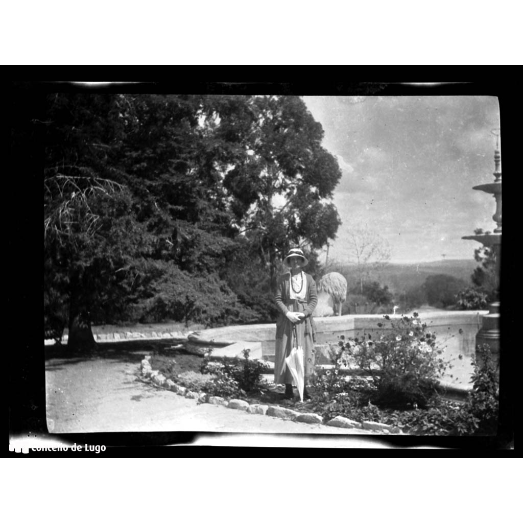 Serras de Córdoba (Arxentina). Retrato dunha muller nunha fonte
