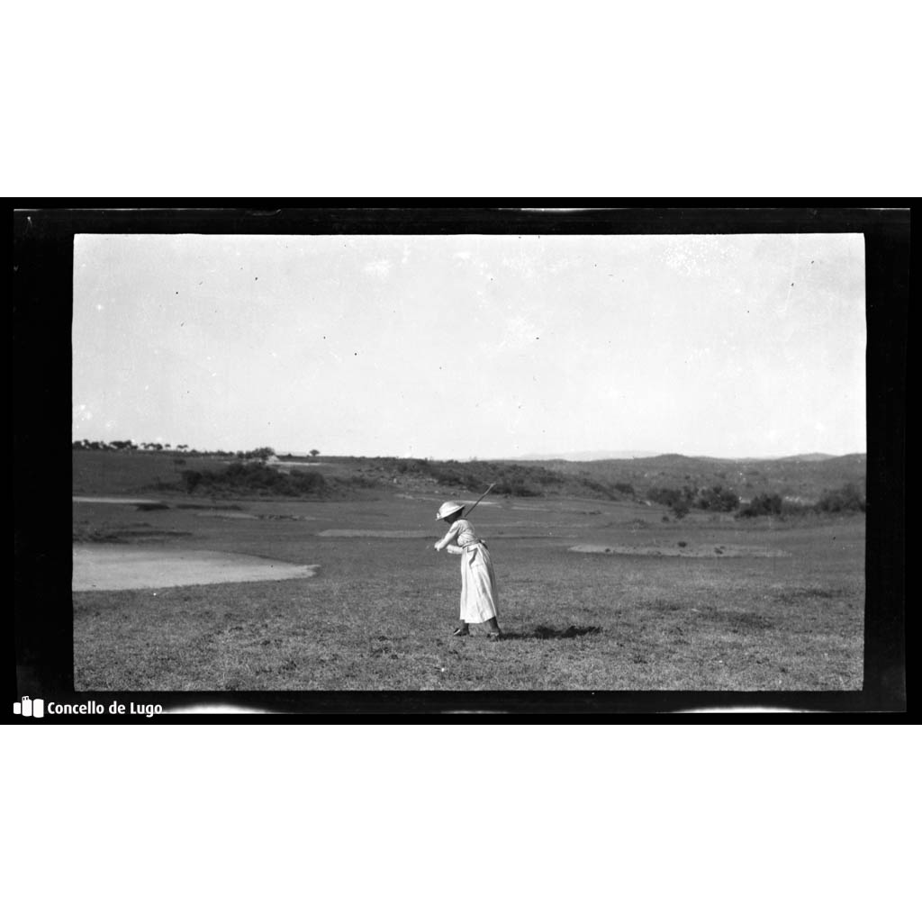 Serras de Córdoba. Escena dunha muller xogando ao golf