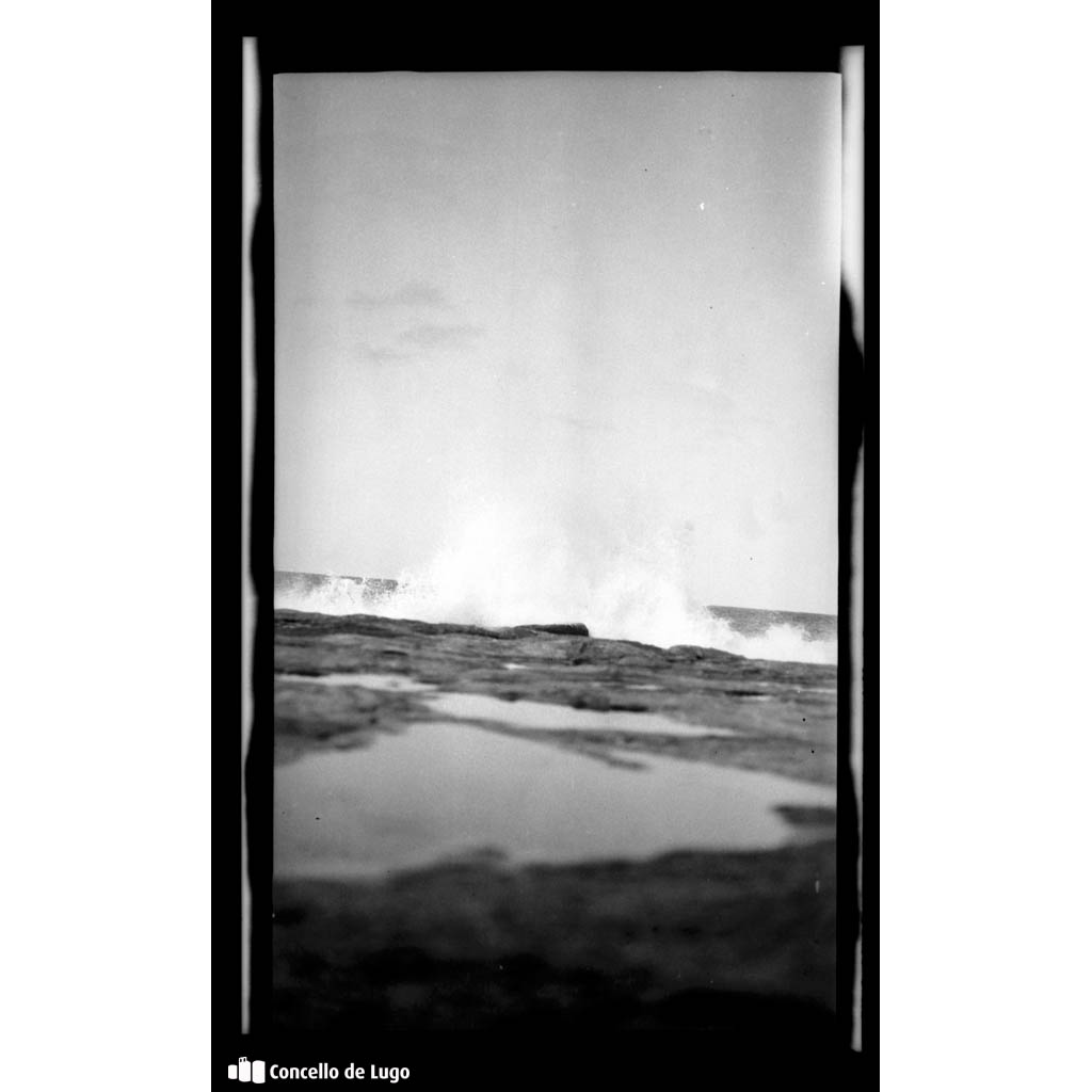 Mar del Plata. Ondas rompendo contra as rochas