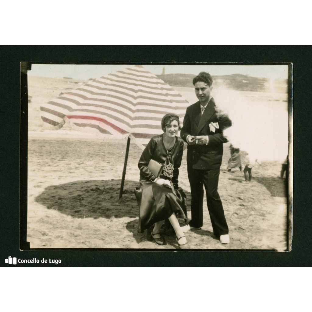 Retrato de Heriberto Quesada Vázquez e a súa dona na praia. A Coruña