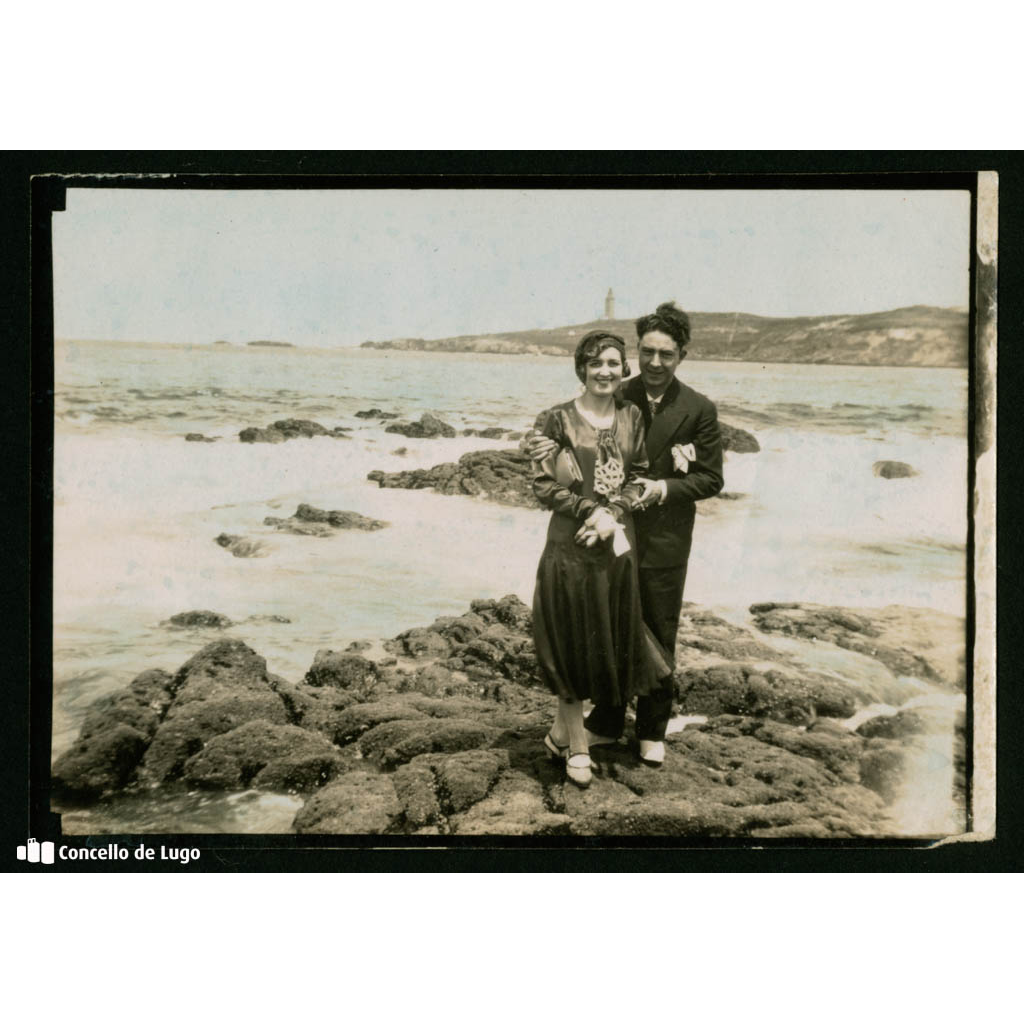 Retrato de Heriberto Quesada Vázquez e a súa dona na praia. A Coruña