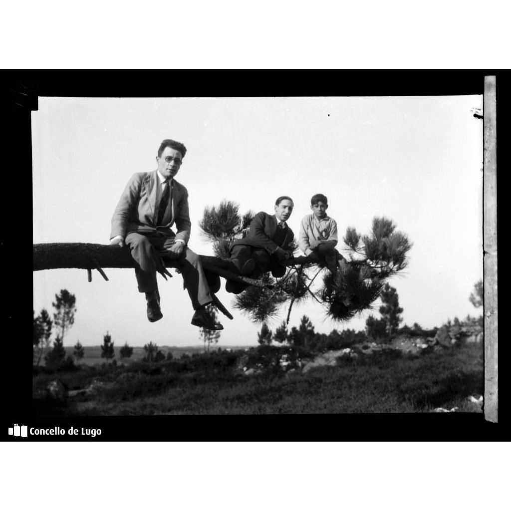 Retrato de grupo de Desiderio Fole con Juan Burgos e José Lage nun bosque de pinos