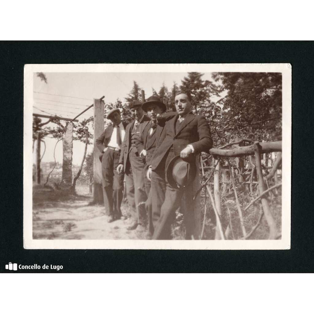 Retrato de grupo no parque de Barxa, Vigo