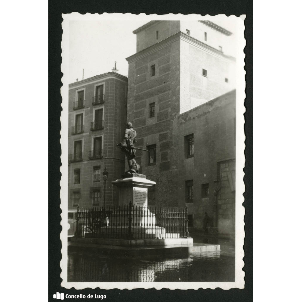 Vista do monumento de Álvaro de Bazán na Praza de la Villa de Madrid