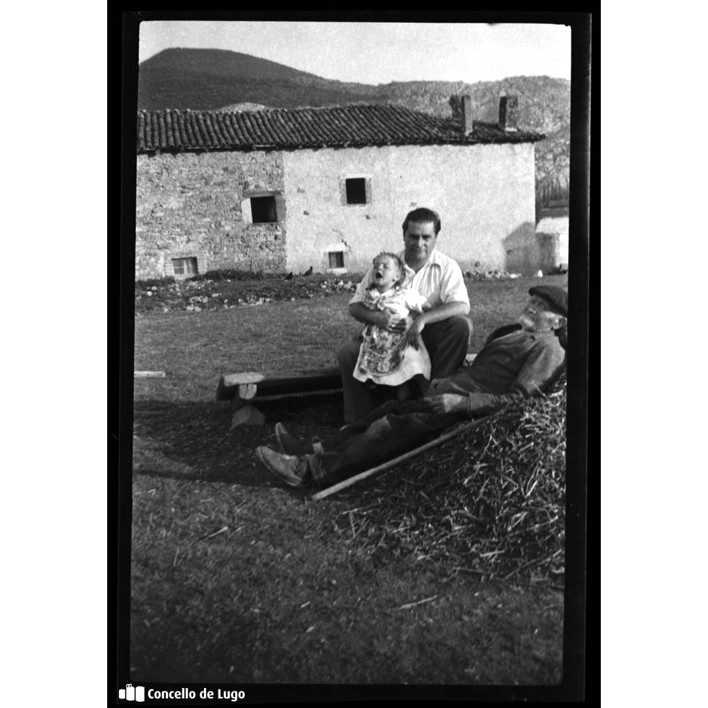 Vacacións da familia de Fernández Penedo. Retrato dous homes cunha nena