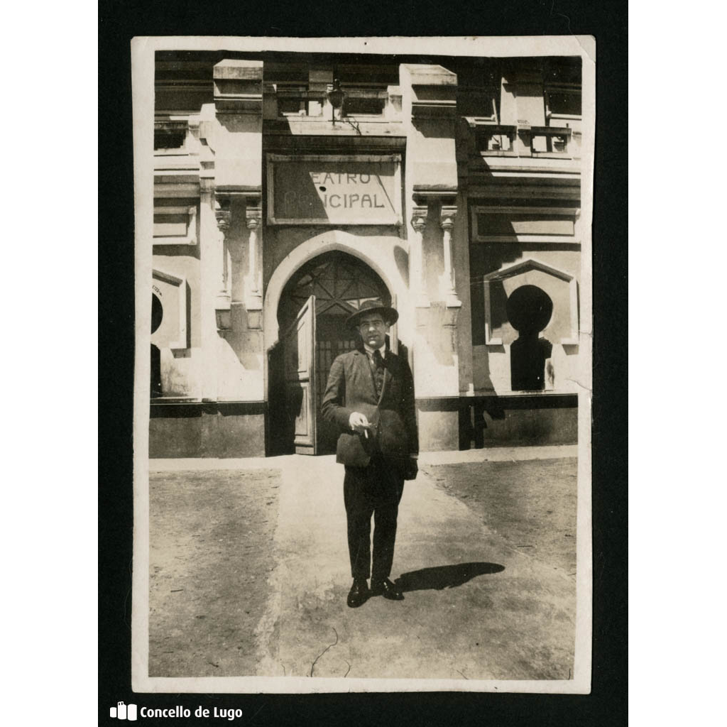 Retrato de Salvador Fole Sánchez diante do antigo Teatro Principal. Lugo