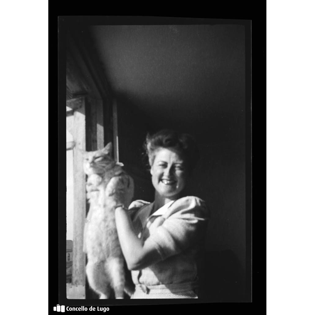 Retrato dunha muller sostendo un gato ao lado dunha fiestra