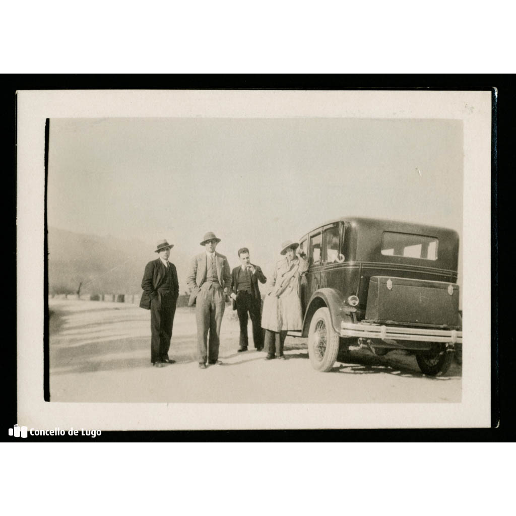 Retrato de grupo xunto a un automóbil. Eduardo Palmeiro, Pepito Gayoso, Desiderio Fole e Manolo Lage