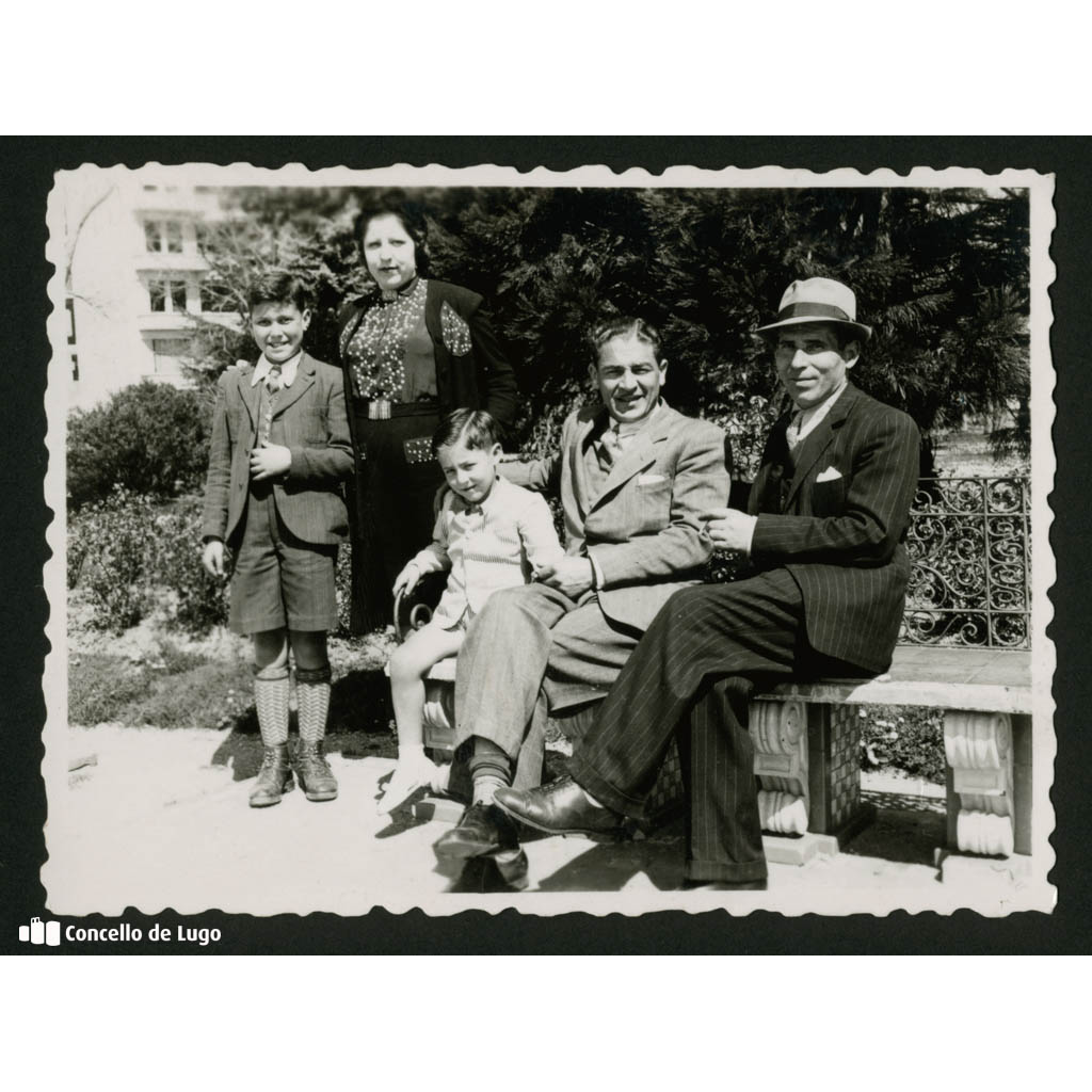Retrato de José López e familia no Parque Rosalía de Castro