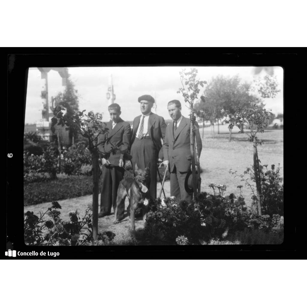 Retrato de Fausto Roldán Regal e dous amigos cun can no Parque Rosalía de Castro