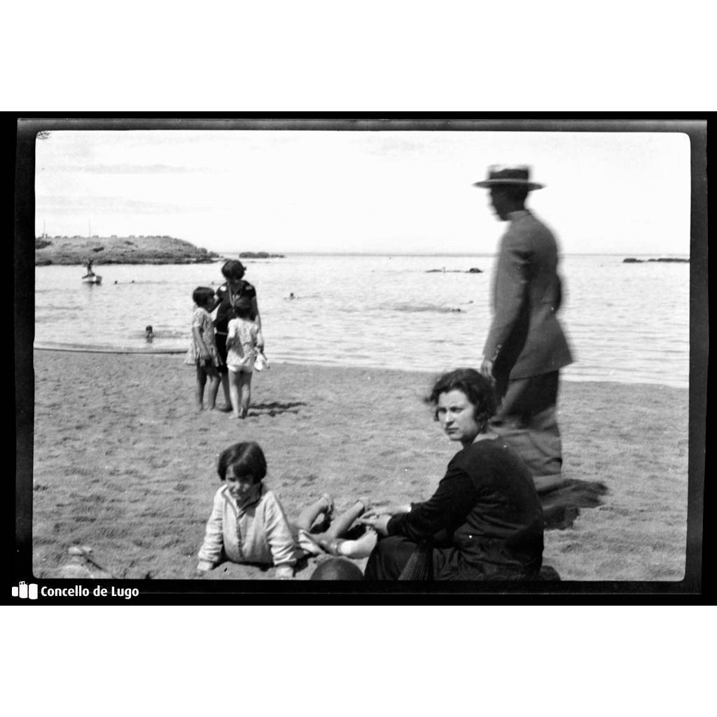 Retrato dunha muller cunha nena na praia