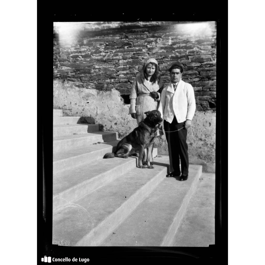 Retrato de Valentín Roldán Regal con María Laura Valcárcel Regal no Parque Rosalía de Castro