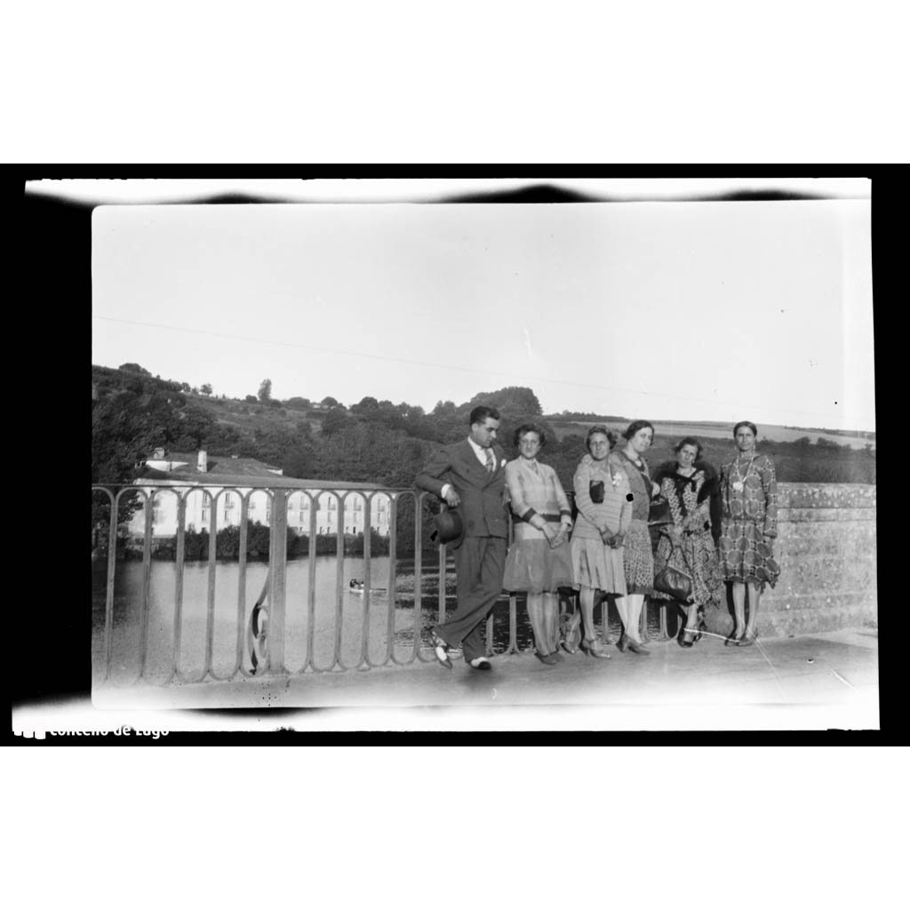 Retrato de grupo. Melche e Sita Zuike na Ponte Vella de Lugo