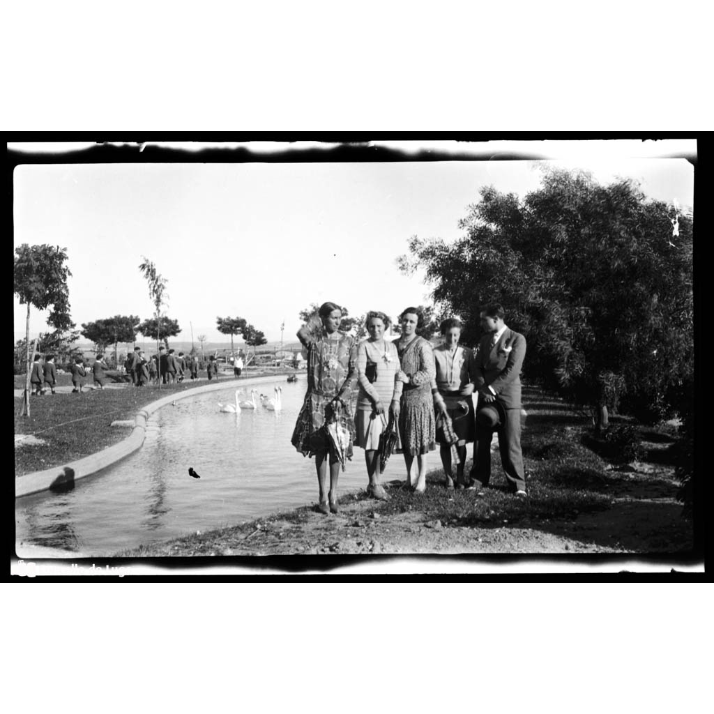 Retrato de grupo no estanque do Parque Rosalia de Castro. Melche e Sita Zuike en Lugo