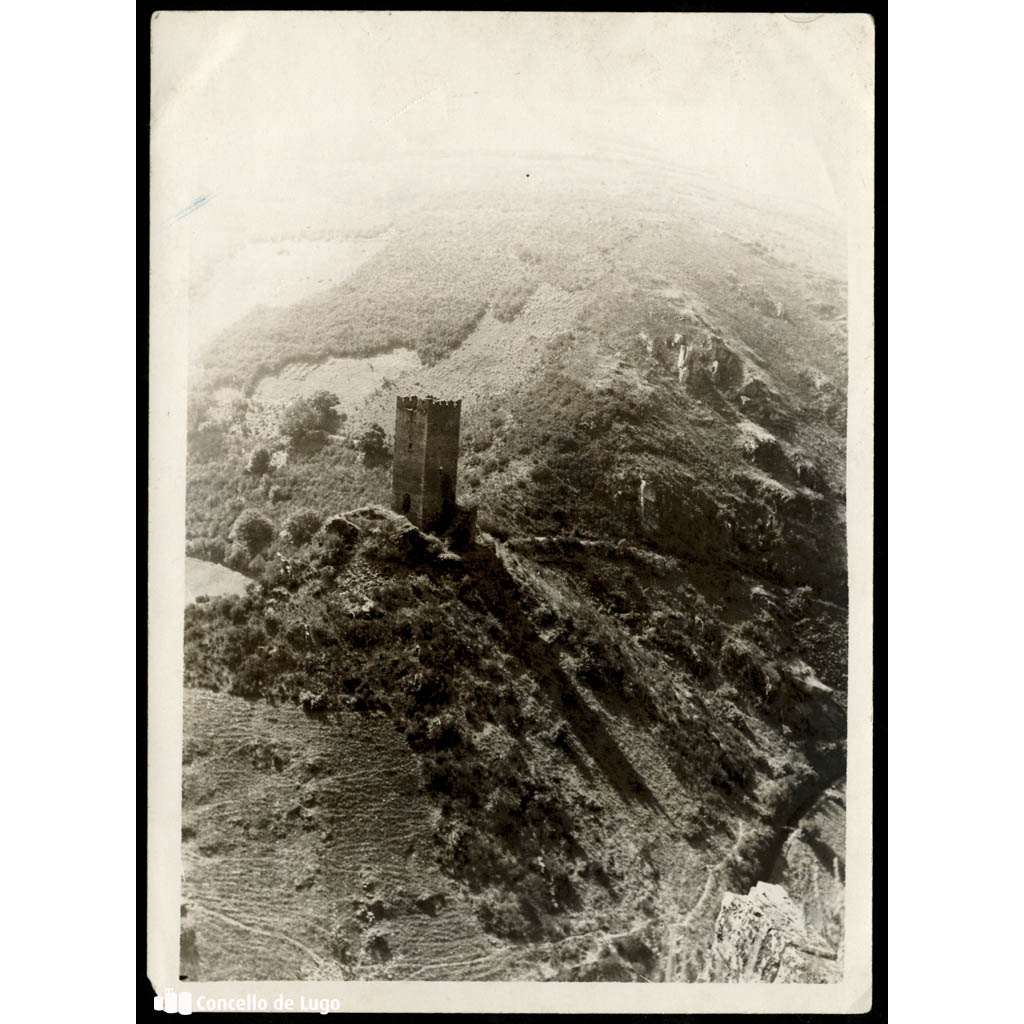 Provincia, paisaxes e monumentos. Vista do Castelo de Doncos