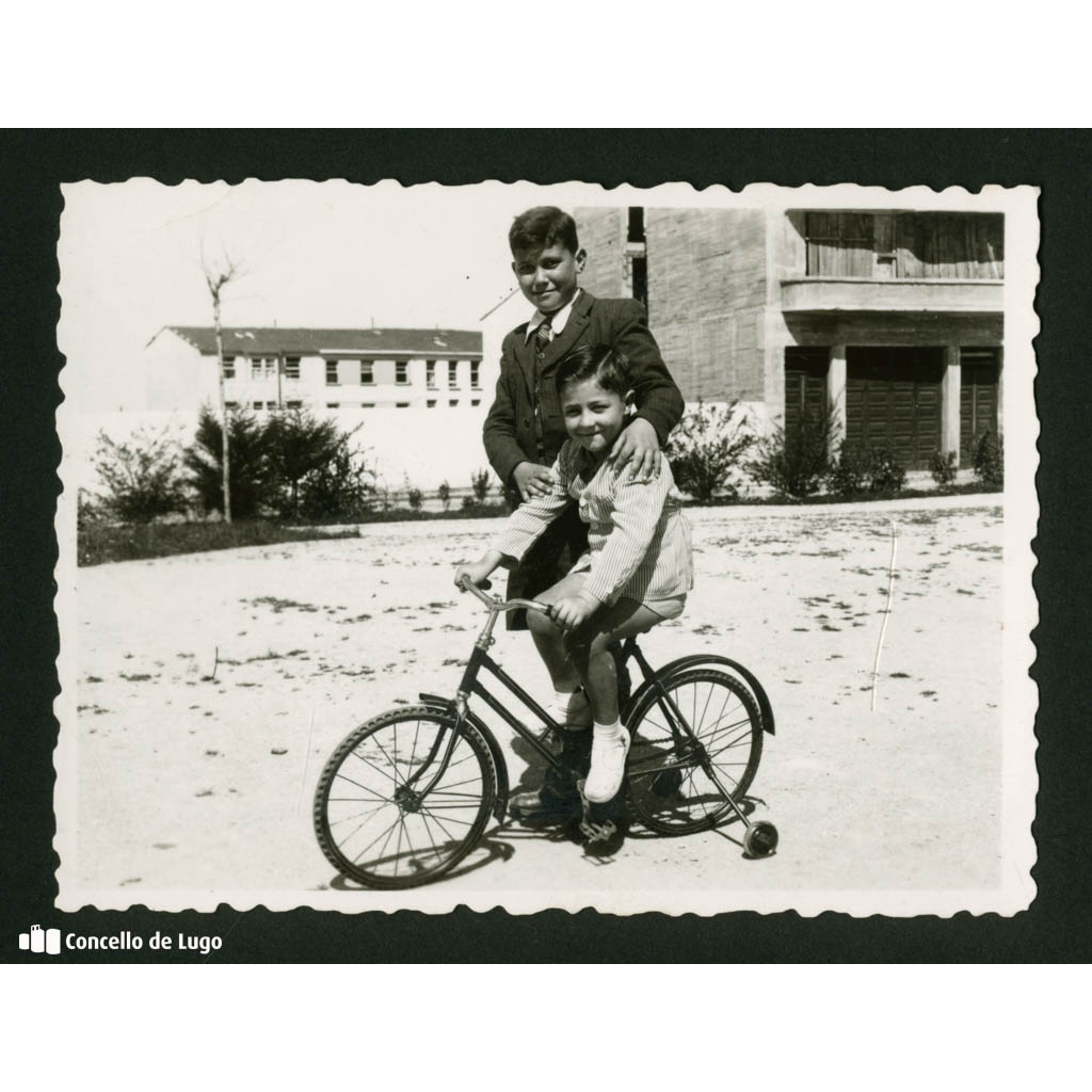 Retrato duns nenos cunha bicicleta