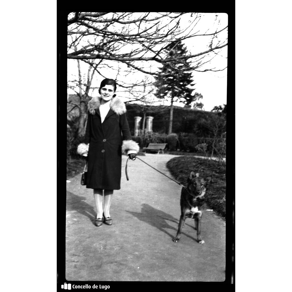 Retrato de Virtudes Real Núñez paseando cun can na praza de Ferrol