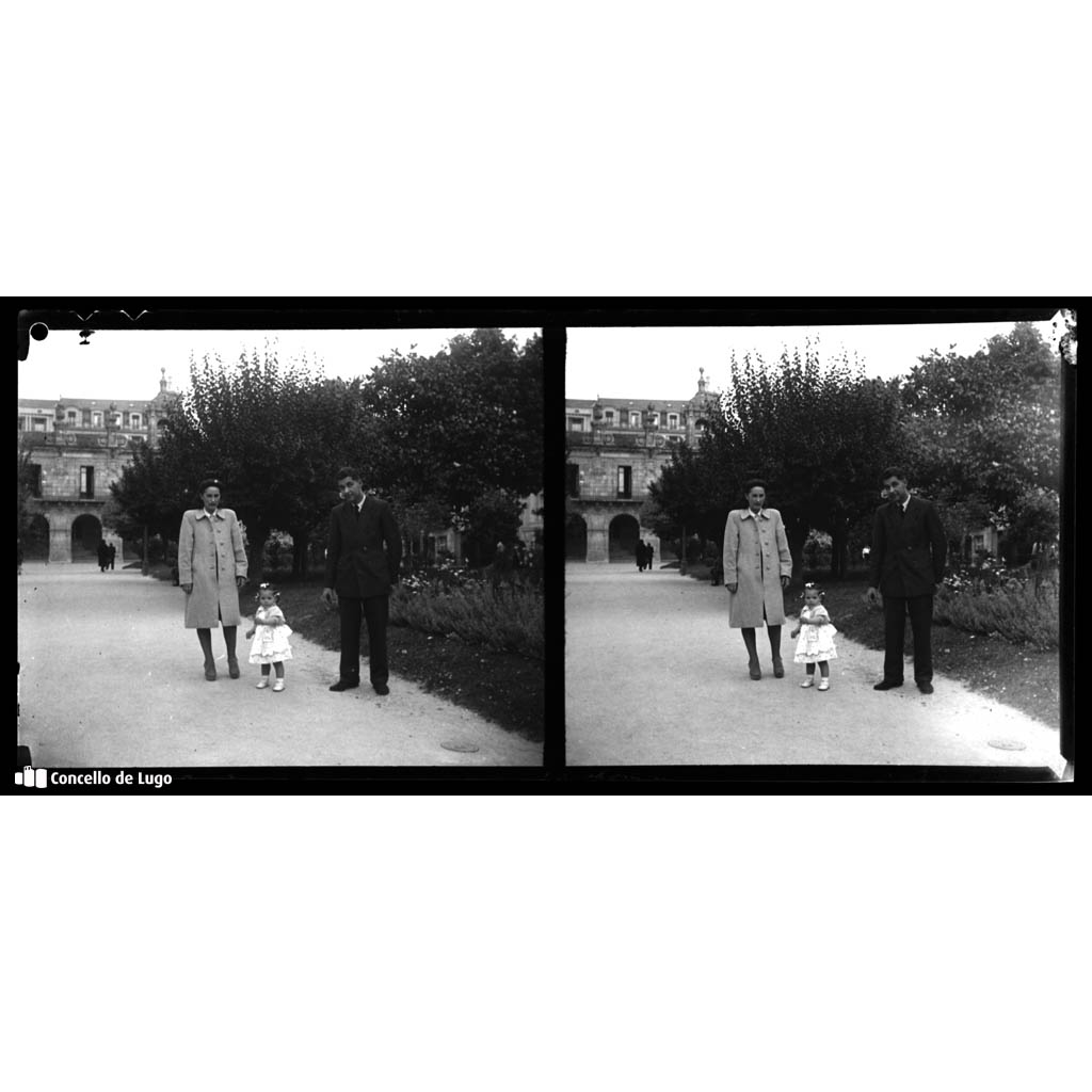 Retrato de familia na praza Maior de Lugo