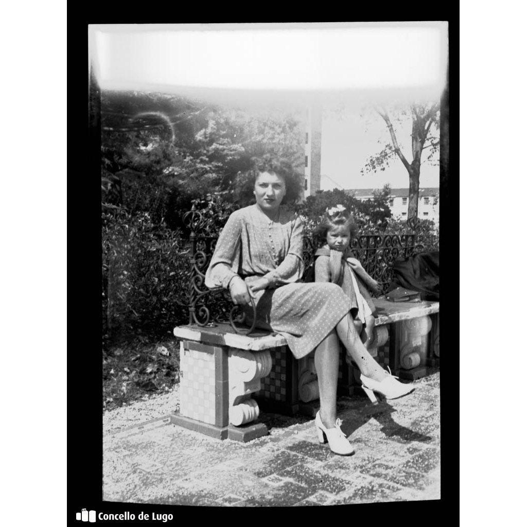 Retrato dunha muller e unha nena sentadas nun banco do Parque Rosalía de Castro