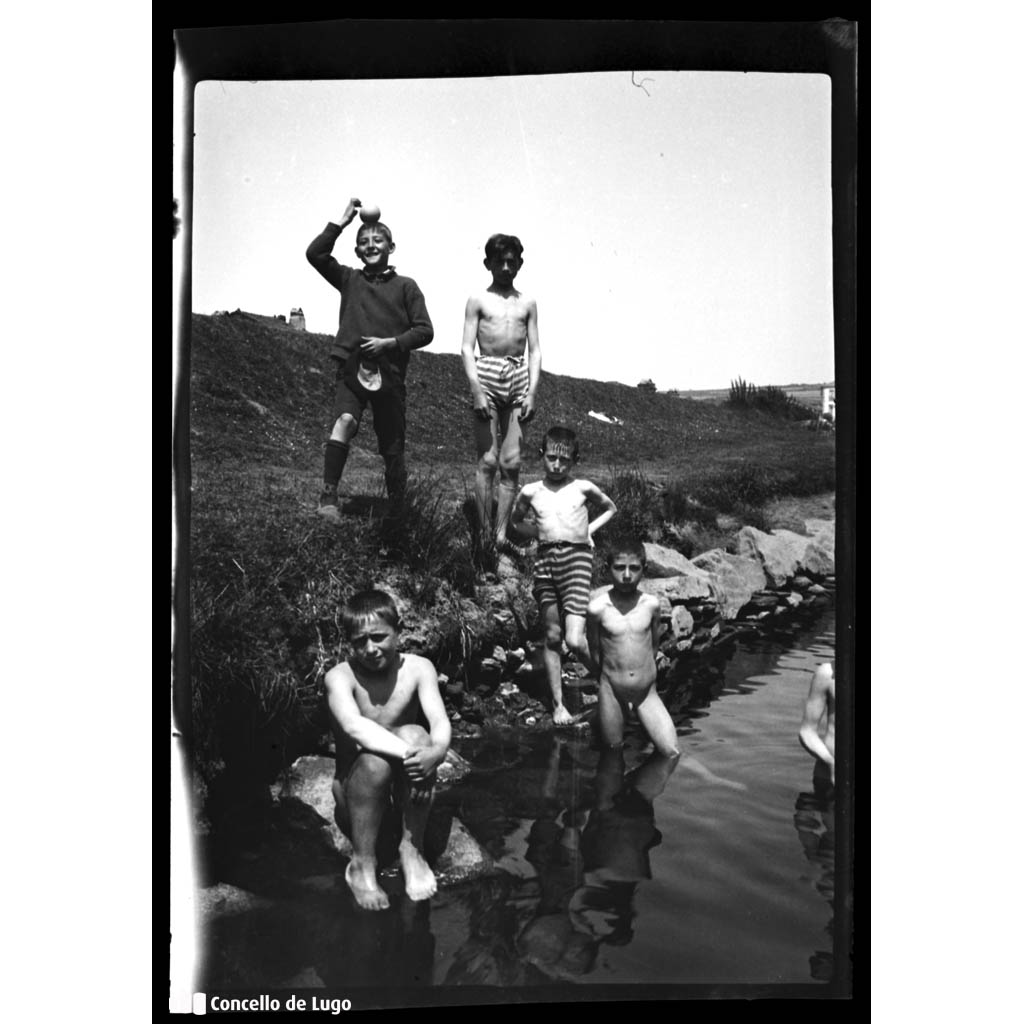 Retrato colectivo duns nenos no río Miño