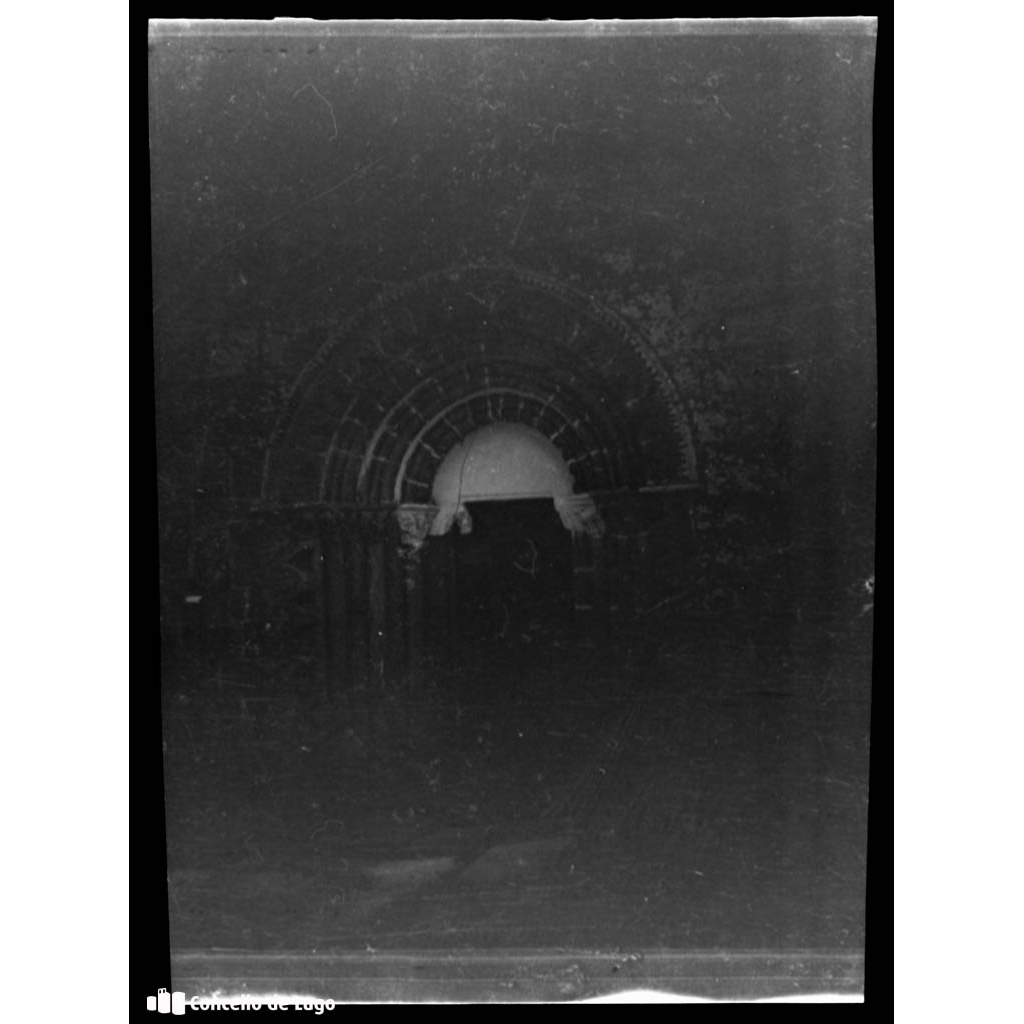 Detalle do arco da porta de acceso a unha igrexa