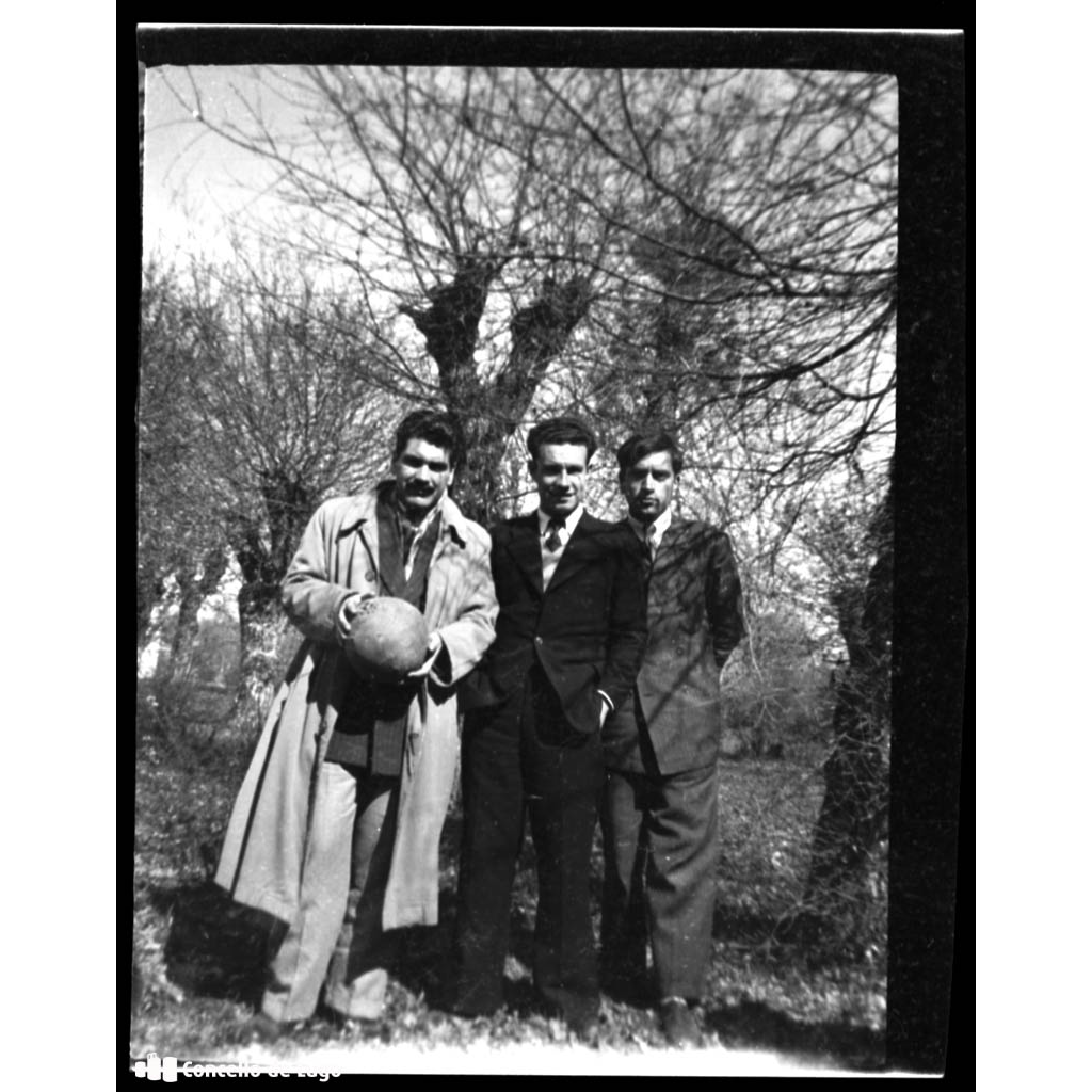 Retrato de tres homes nunha carballeira