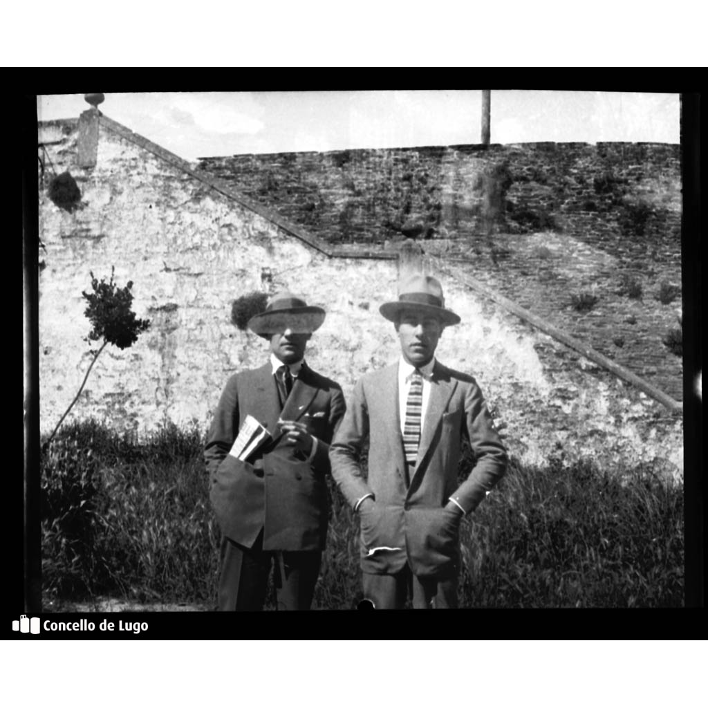 Retrato de Salvador Fole Sánchez e un amigo. Muralla Romana de Lugo