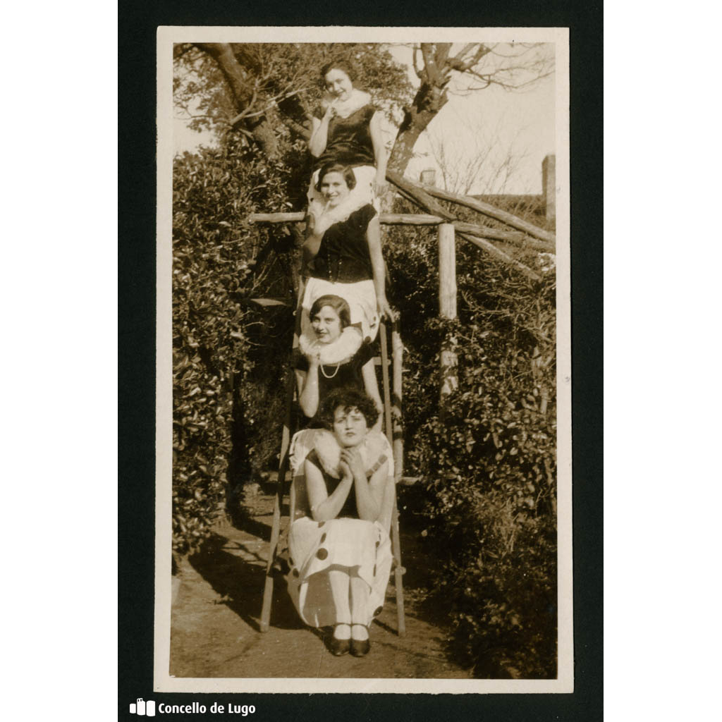 Retrato de grupo. Amelia Funés coa súa irmá e amigas. A Coruña