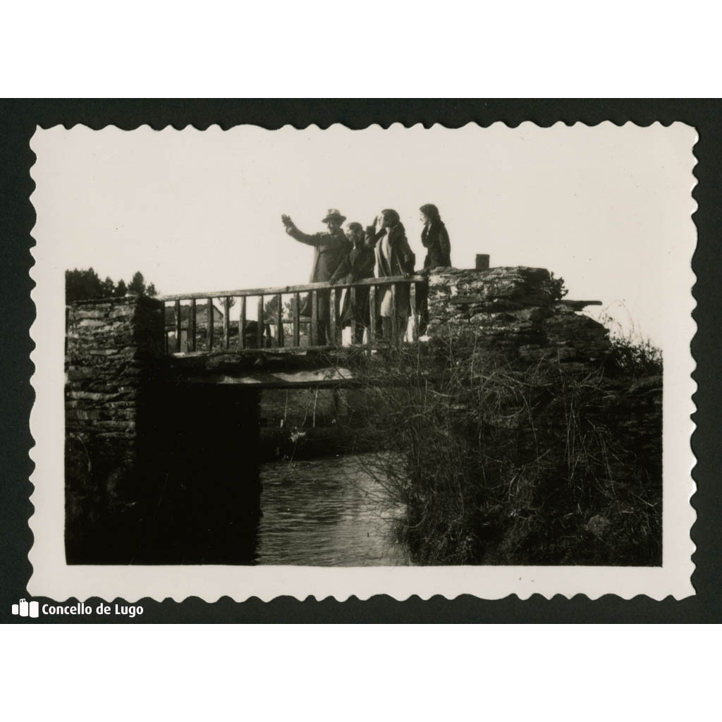 Retrato de José Álvarez Rodríguez con tres mulleres nunha ponte