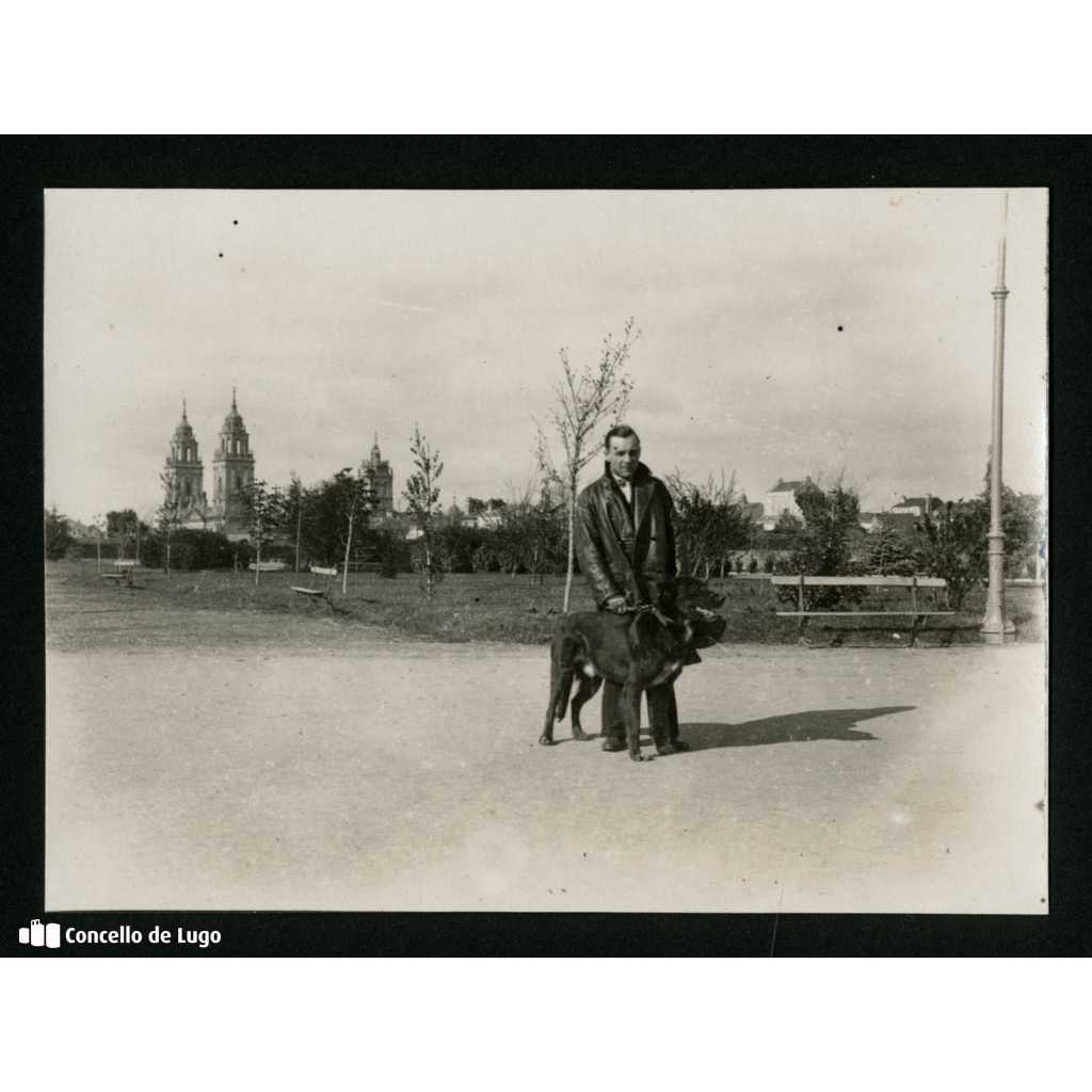 Retrato de Juan Álvarez Rodríguez cun can no Parque Rosalía de Castro