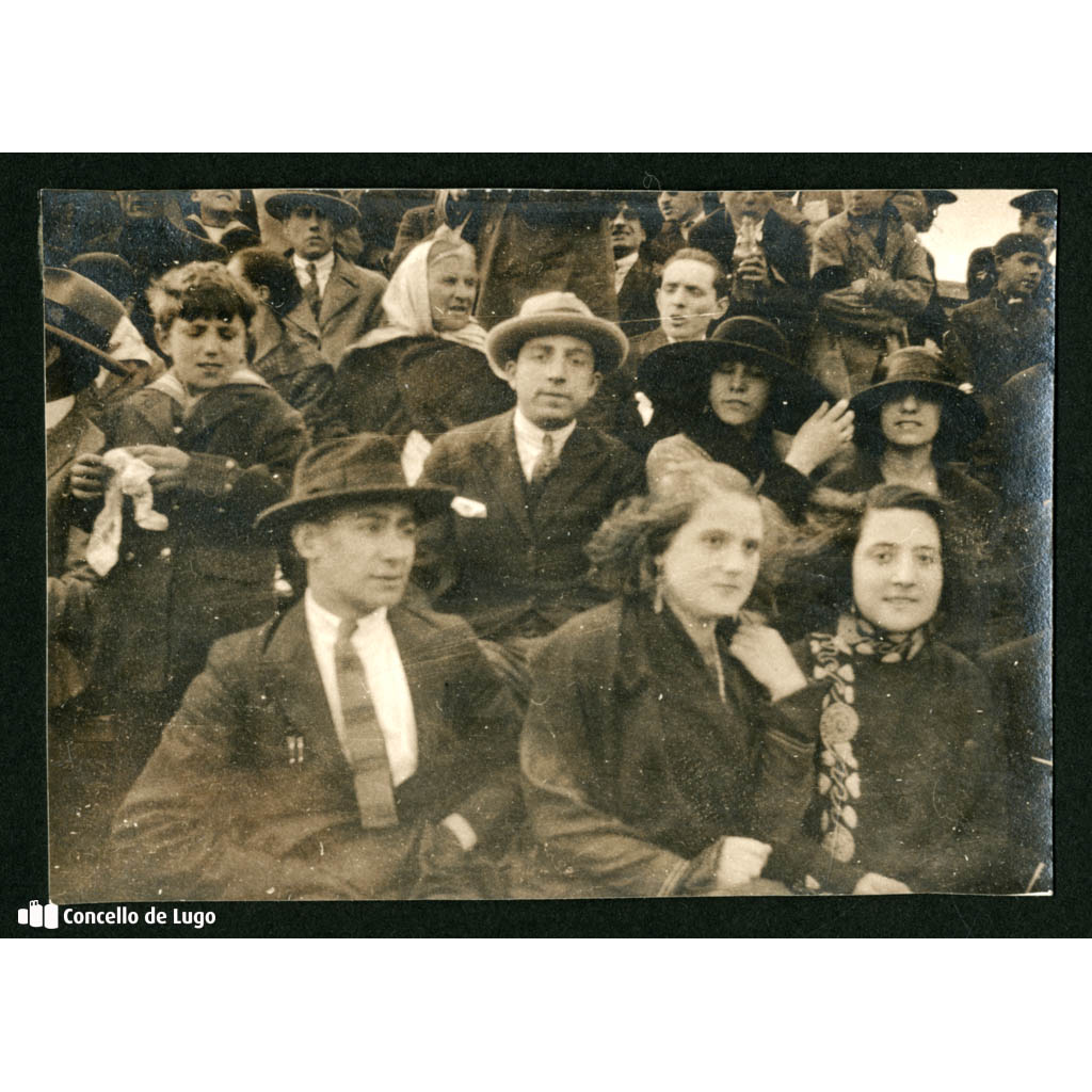 Julio Veloso vendo un partido de fútbol. A Coruña 1924