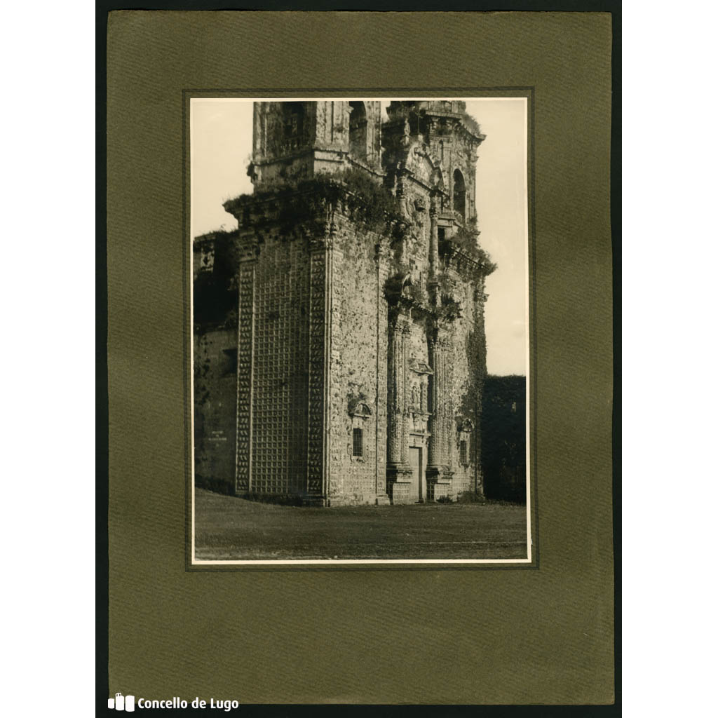 Mosteiro de Santa María de Sobrado dos Monxes. Detalle da fachada