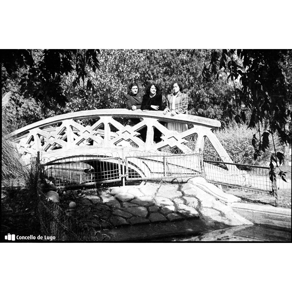 Retrato de tres mulleres na ponte do estanque do Parque Rosalía de Castro. Lugo