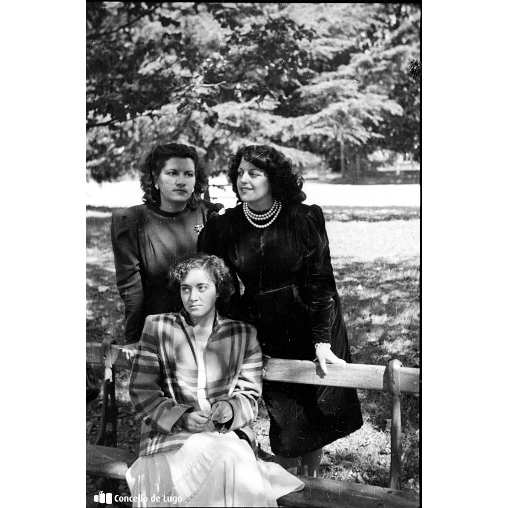 Retrato de tres mulleres no Parque Rosalía de Castro