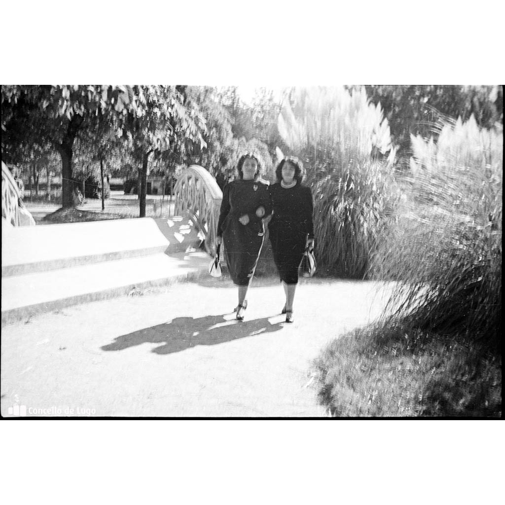 Retrato de dúas mulleres paseando. Parque Rosalía de Castro