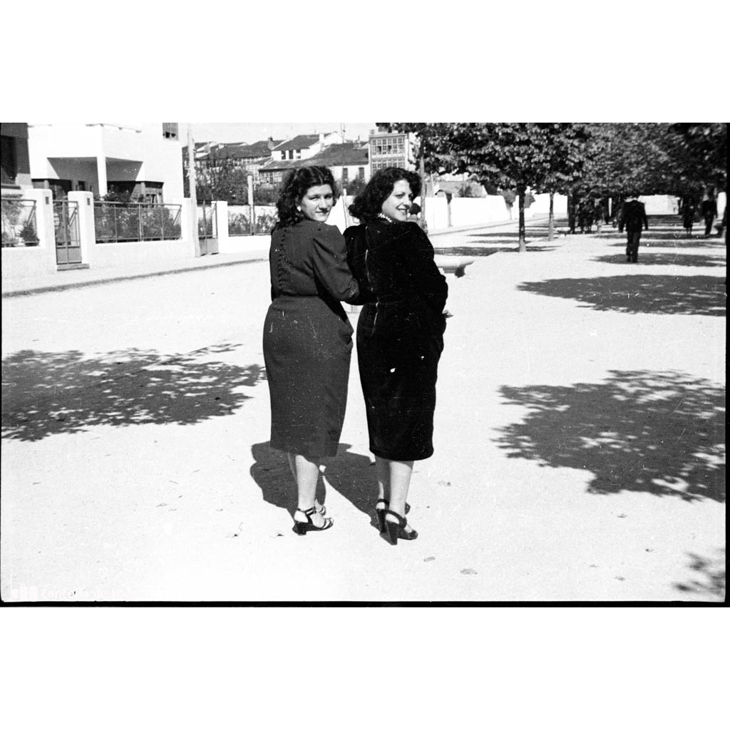 Retrato de dúas mulleres paseando pola pola avendida Rodríguez Mourelo