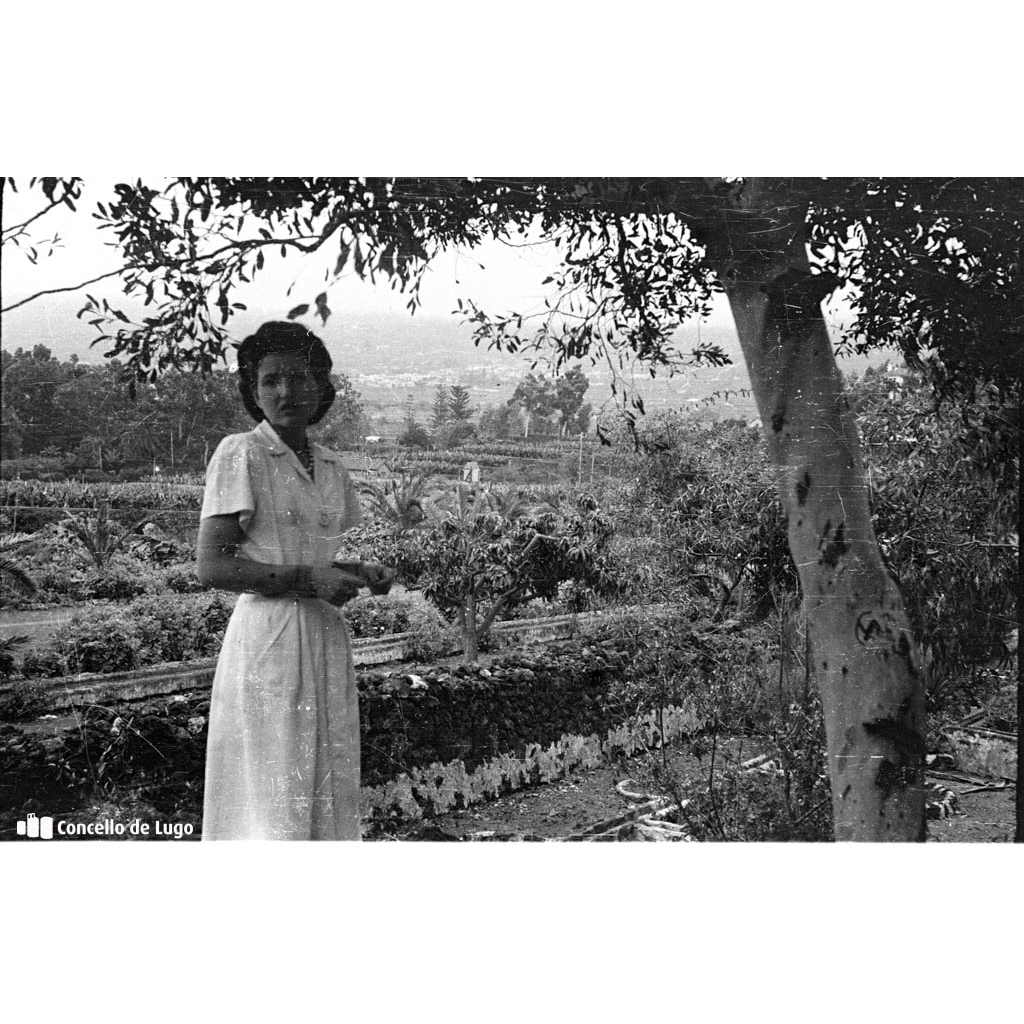 Retrato dunha muller entre vexetación. Tenerife