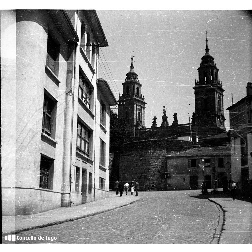 Vista da úa Santiago coa Muralla e a Catedral de Lugo ao fondo